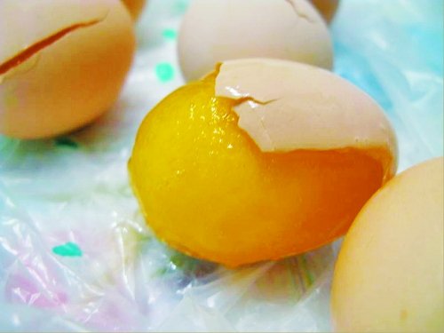 洛阳街头现假鸡蛋 树脂等制成多食伤身(图)