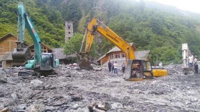 四川卧龙突发泥石流：熊猫平安 人出行难