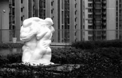 上海公共空间现大尺度雕塑 各方面态度不一(图)
