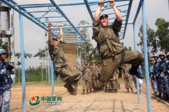 中俄海军陆战队联合进行对海岛进攻战斗战术综合演练