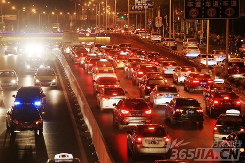 中秋假期首日合肥金寨路高架车流量大 合安高