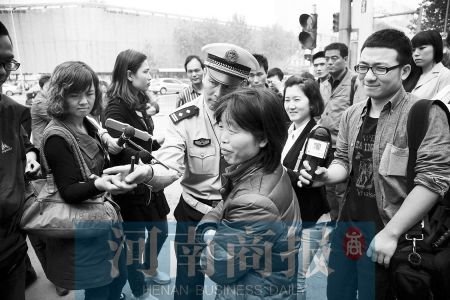面对交警的耐心讲解和教育,闯红灯的大姐都感到不好意思了。