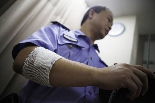 深圳失控女子架刀欲自刎 民警协调被砍伤(图)