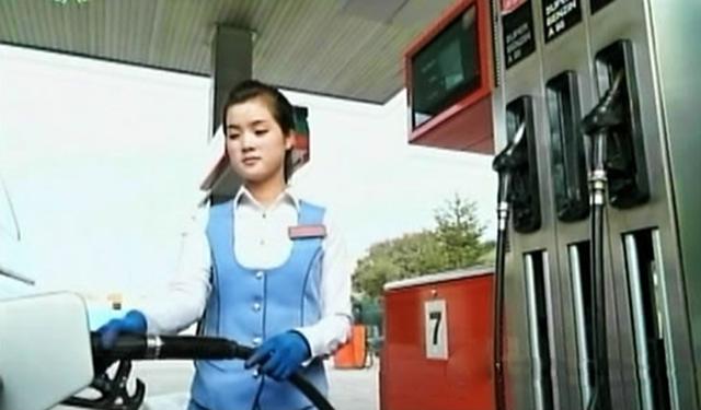 朝鲜美女争当加油站营业员 工作轻松赚钱多