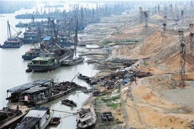 安徽霍邱非法采砂船成执法部门摇钱树(图)