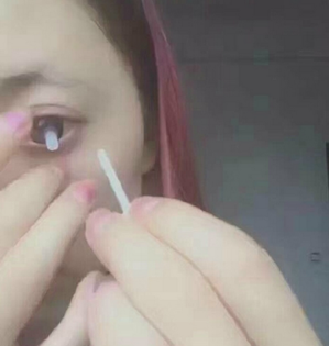 女子水源地洗脚 称“让市民喝我的洗脚水”，太嚣张！