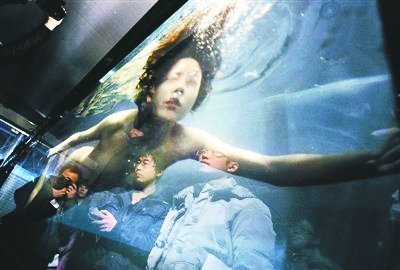 人大裸模女生裸体接受专访 回应色情指责(图)