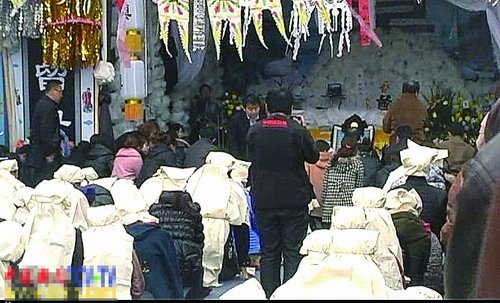 ■百信医院院长带领医护人员在前排集体下跪（视频截图） 