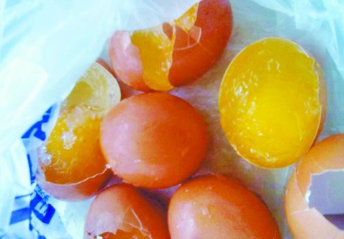 洛阳街头现假鸡蛋 树脂等制成多食伤身(图)