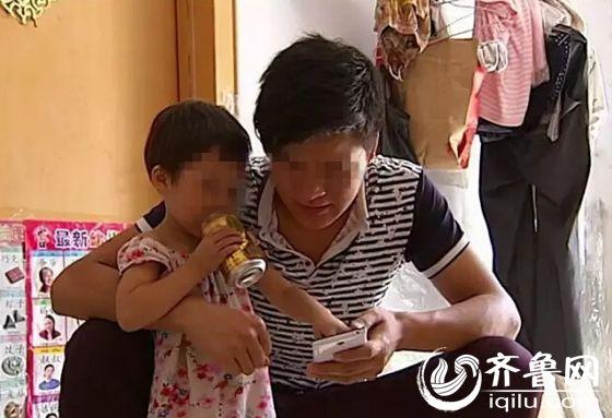一家人沉浸在失去亲人悲痛中，唯一让他们感到幸运地是：两岁的西西安然无恙。一个月没见到妈妈，西西时不时就会想起妈妈。（视频截图）