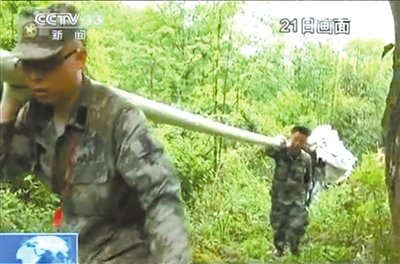 龙门乡村民称缺水 30余官兵徒步上山挖通水源