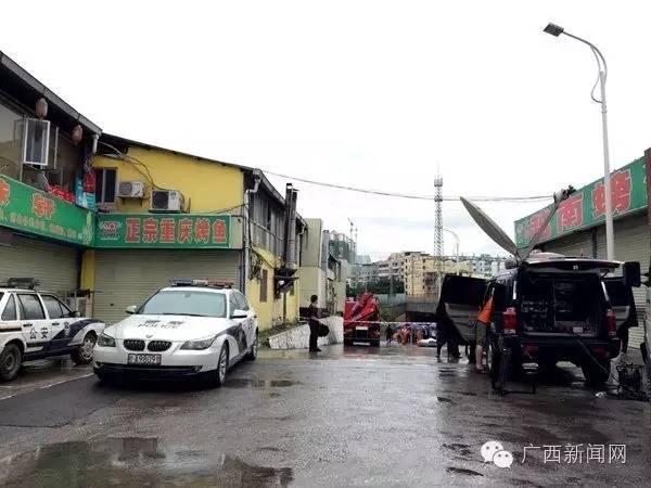 南宁遭大暴雨袭击 2人开车冲警戒线被困涵洞溺亡