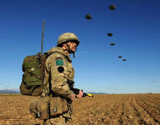 资料图:英国伞兵正在进行跳伞训练