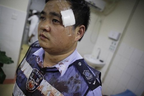 深圳失控女子架刀欲自刎 民警协调被砍伤(图)