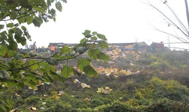 陕西一辆满载饮料货车侧翻 货物遭群众哄抢(图)