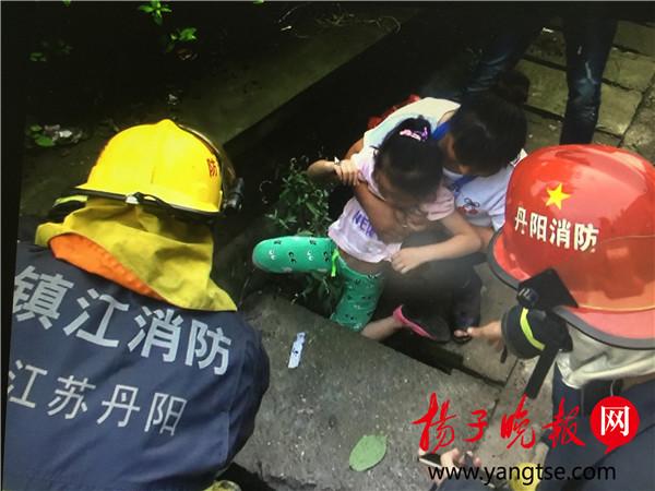 女孩奔跑时遭遇“陷阱” 下水道离奇卡住左膝盖