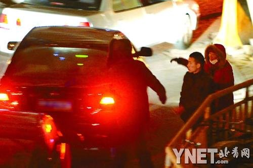 “调度”交接后带着乘客前往正在“拼客”的黑车