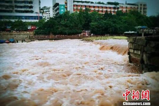 暴雨致河水上涨。余灵 供图 摄