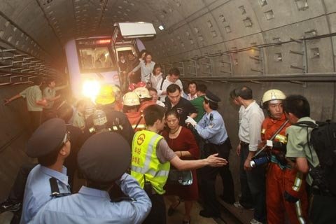 组图:上海地铁追尾之危情和温情