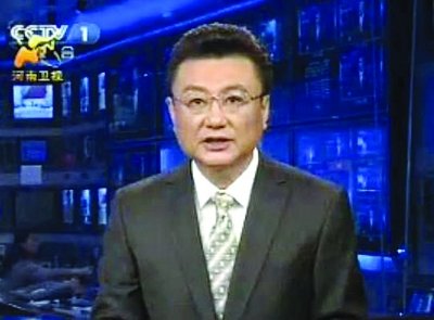 《新闻联播》主播王宁戴眼镜 网友:岁月不饶人