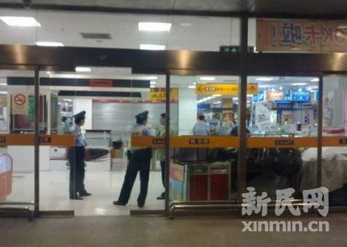 三蒙面男子持枪闯入金店抢劫 得手后快速逃离