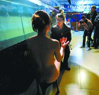 人大裸模女生裸体接受专访 回应色情指责(图)