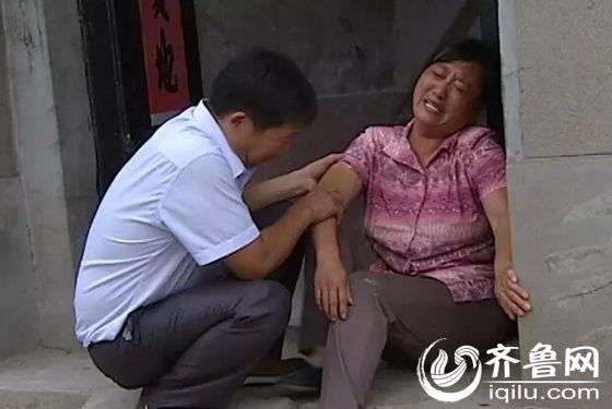 强忍着失去女儿悲痛的老两口就失声痛哭起来，虽然事情已经发生一个月了，但他们到现在还不能相信：老实乖巧的女儿，怎么说没就没了？（视频截图）