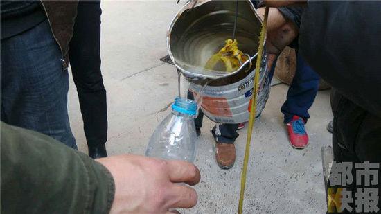 临潼代张杨村村民家中水井打出汽油。