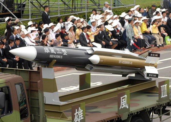 设计方拒绝"背锅" 资料图:2007年,台北阅兵上的"雄风三型"导弹模型 原