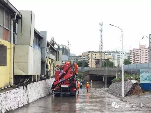 南宁遭大暴雨袭击 2人开车冲警戒线被困涵洞溺亡