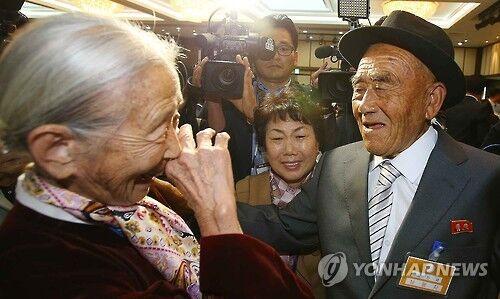 韩朝离散家属开始第一轮团聚 夫妻重见笑开颜