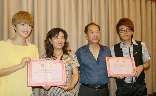 <em>四川音乐学院</em>邀请2名<em>超女</em>快男担任副教授(图)