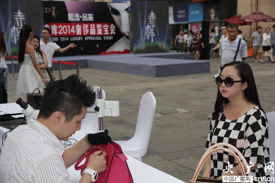 世界太离奇之<em>美女</em>为何脱掉<em>内衣</em>_style彡_新浪