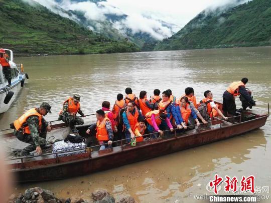 暴雨致云南丽宁公路塌方封闭 虎跳峡景区暂停营业