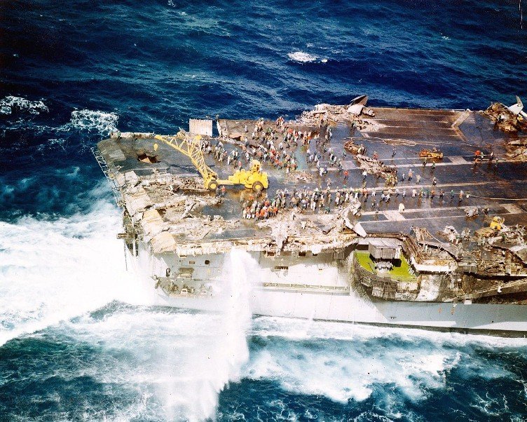 组图:企业号航母曾遭大火 被炸出五个大洞