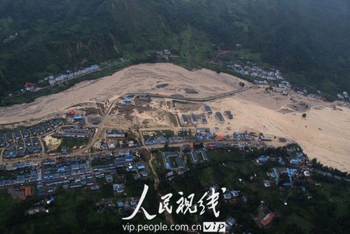 四川绵竹突发泥石流 5-12地震后新建房屋被埋