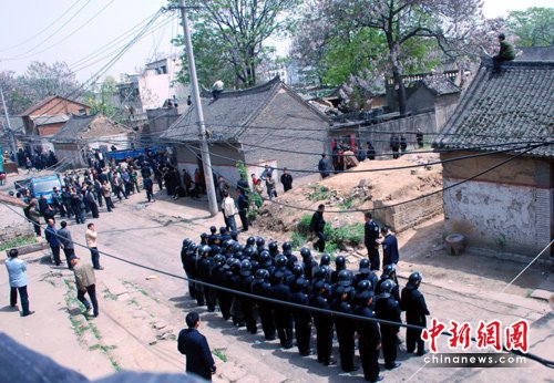 河南郏县“雷人”拆迁:多警种齐上阵