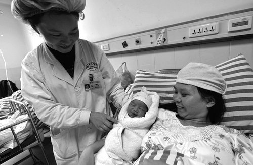 震后首个女婴今或出院 护士排成人墙护产(图)