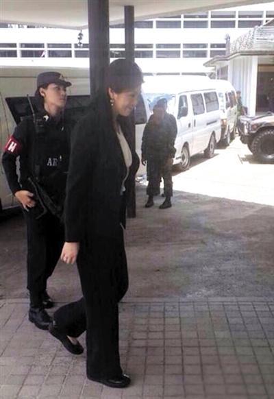 泰国军方称7日内将释放英拉 国王拒见军方首脑