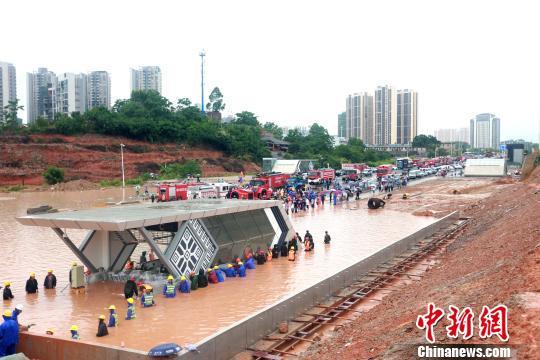 南宁遭大暴雨袭击 2人开车冲警戒线被困涵洞溺亡