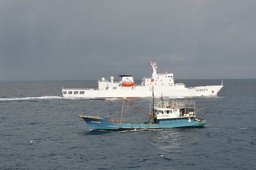 南沙访中国最先进渔政船310船:水炮是主力武器