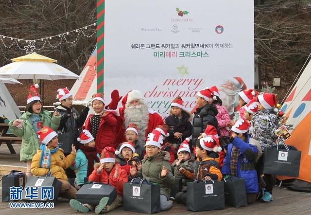 韩国圣诞老人向贫困家庭孩童送礼物表温暖