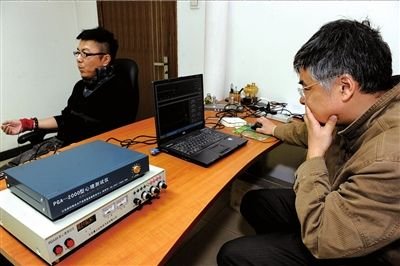 记者亲身体验测谎仪 仅用8分钟谎言被专家揭穿(图)_新闻_腾讯网