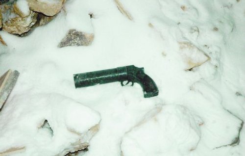 民警在雪地中发现的小型消防枪.