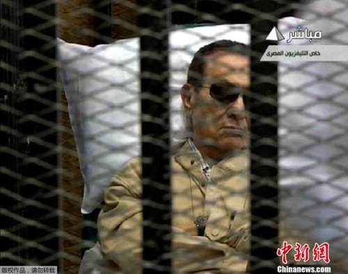 埃及法院6月2日对前总统穆巴拉克被控下令武力镇压示威者案做出判决。大法官艾哈迈德·里法特Ahmed Rifaat宣布，穆巴拉克被判终身监禁。图为穆巴拉克在庭审现场。（视频截图）