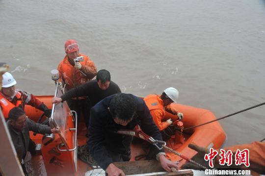 浙江舟山海域一艘散货船翻沉9人遇险4人获救