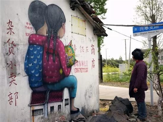 帅老外用破墙绘画来抒发情感