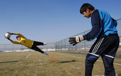 新疆宋庆龄足球学校学生进行日常训练