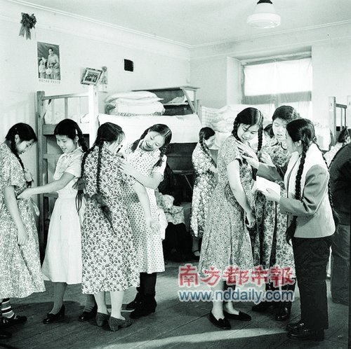 哈尔滨亚麻纺织厂的女工在试穿"布拉吉 新华社1950年代资料图片