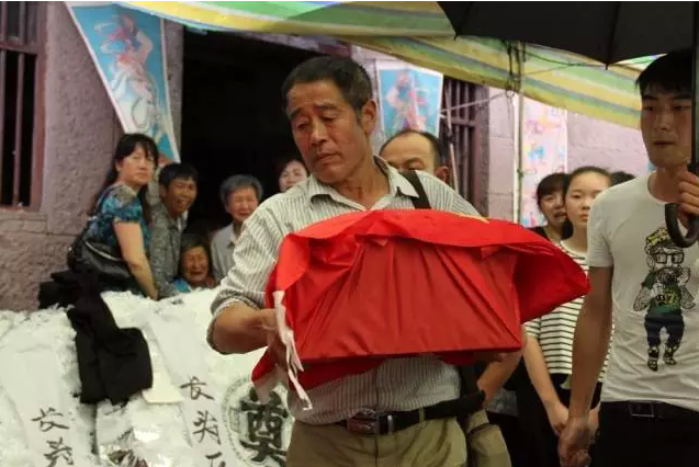 扫雷英雄程俊辉魂归故里 长寿父老乡亲迎接回家